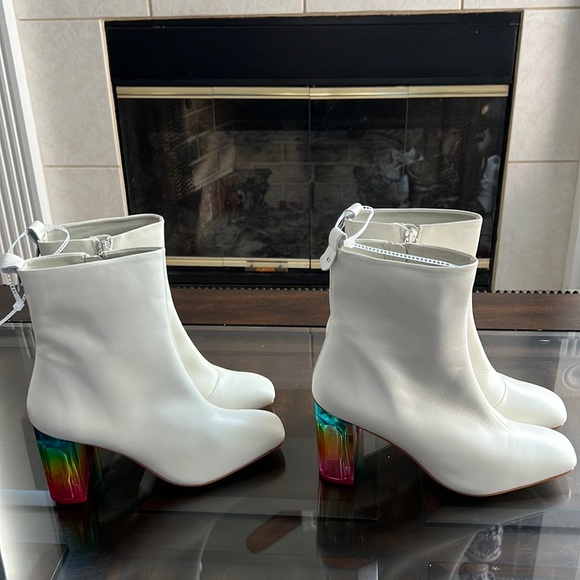 KURT GEIGER LONDON
RAINBOW STRUT WHITE LEATHER BOOTS - Picture 5 of 15